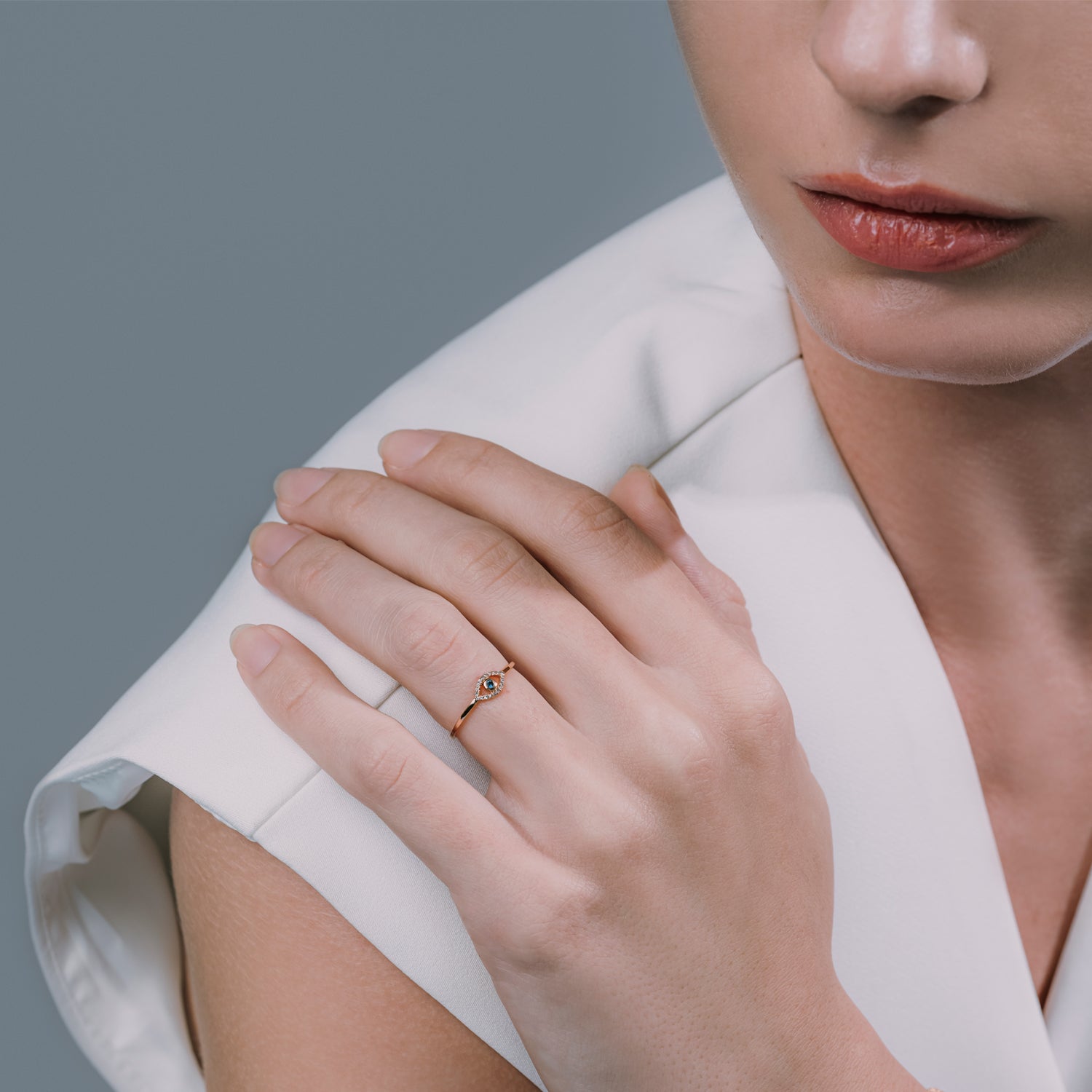 Symbolic evil eye ring in yellow gold – elegant and meaningful jewelry