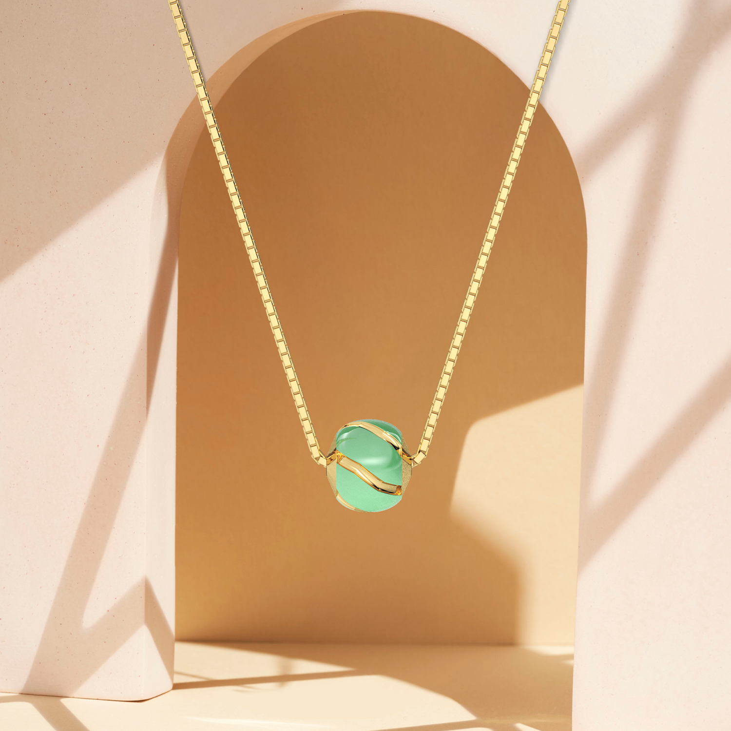 Elegant Green Pendant Necklace in 18K Gold