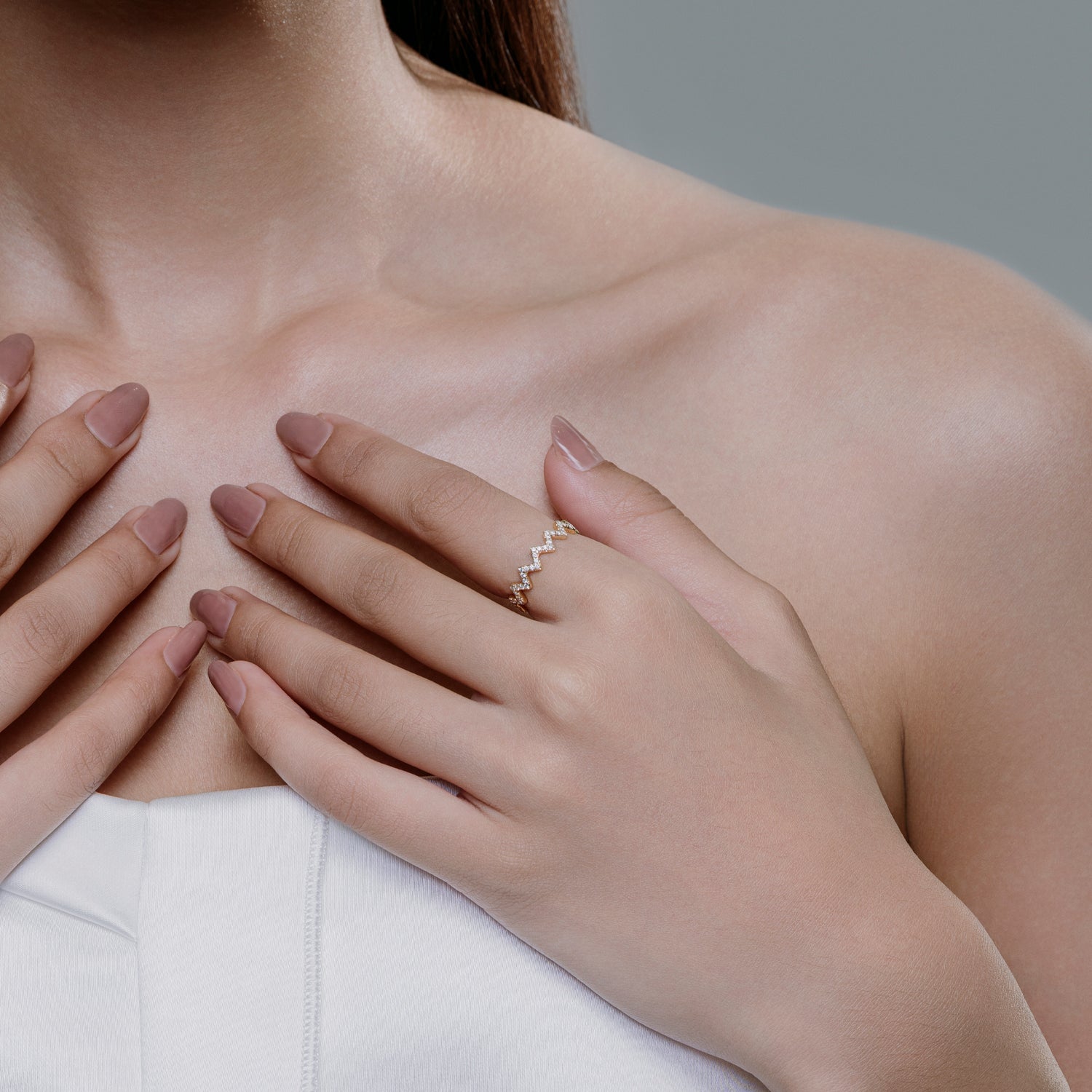 Modern zigzag pattern ring in polished gold finish