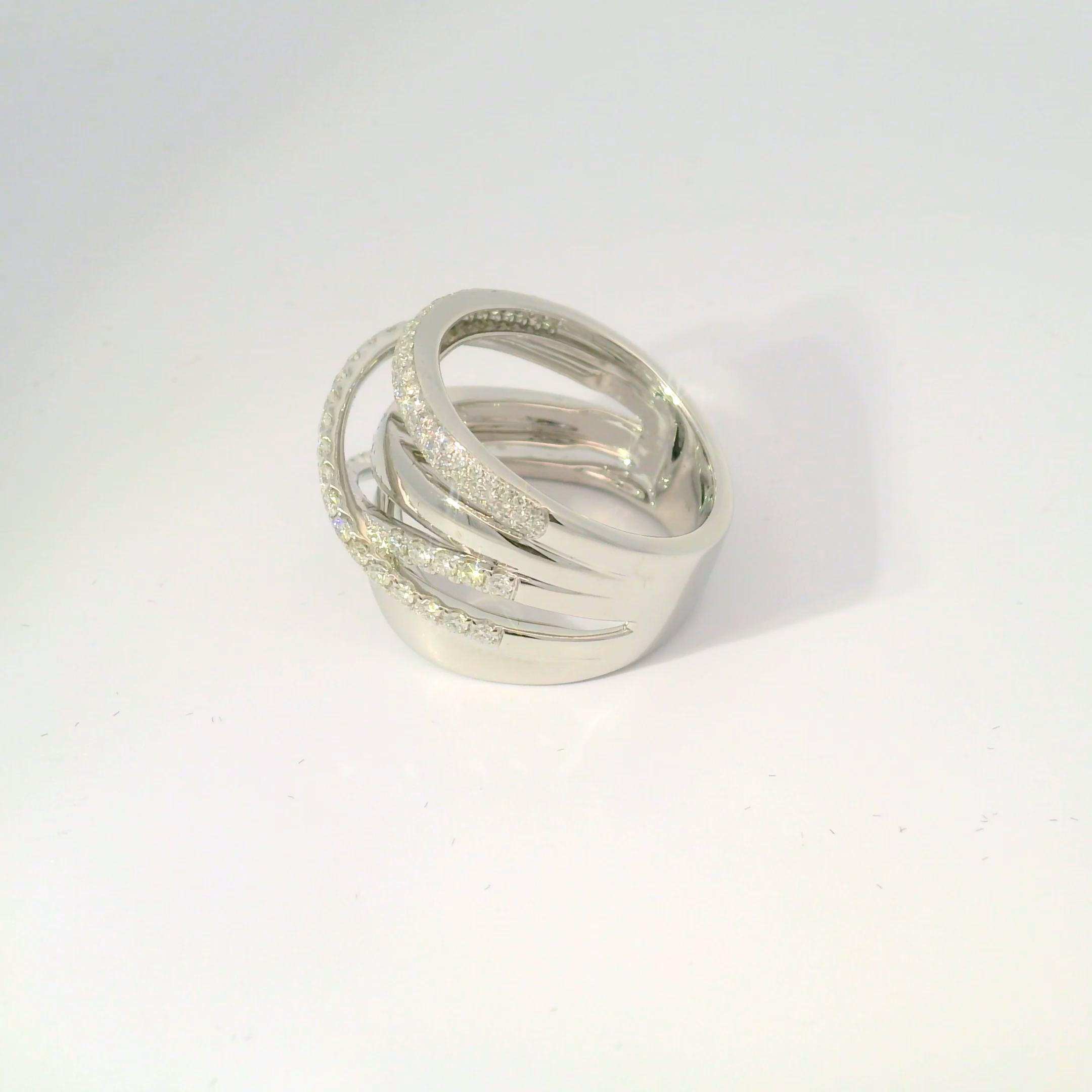 Sophisticated Rivière Ring in 18K White Gold with Sparkling Diamonds